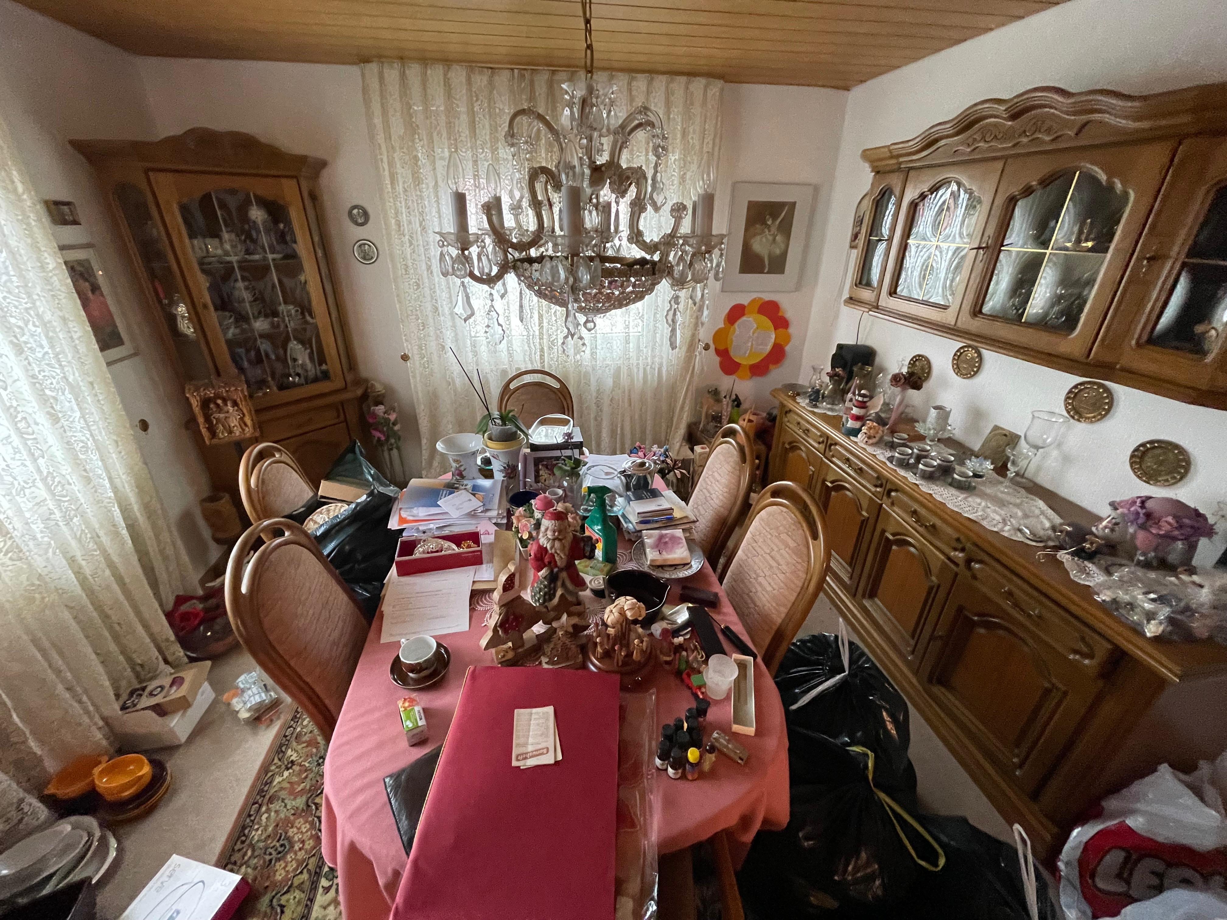 Vorher-Aufnahme aus dem Auftrag Haushaltsauflösung Wohnzimmer Frau Engel im Filstal